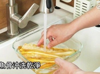 step1: 鯊魚骨沖洗乾淨，浸至軟身