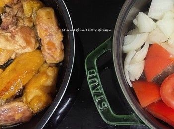 step3: 取出雞件，原鍋雞油倒入已加熱Staub ,放入洋蔥蕃茄，炒至軟身。