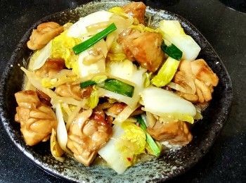 step10: 再起鑊爆香蒜頭，乾蔥，薑片，辣椒碎，榨菜放入娃娃菜兜炒，再少許黃酒，糖，少許鹽兜炒至少許軟身，加少許水將雞球回鑊稍為兜炒，蓋好焗煮約 2 分鐘，少許生粉水，麻油埋芡放入蔥段兜炒上碟，完成。