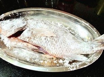 step9: 將紅鮪上好生粉。