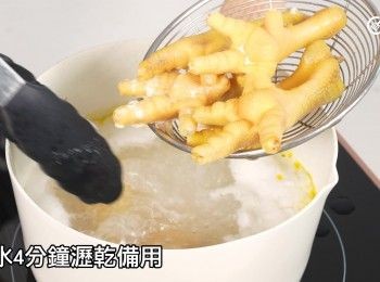 step12: 汆水4分鐘瀝乾備用