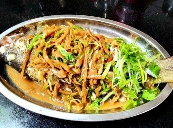 step11: 加約 250ml 水少許鹽中火煮約 1 分鐘，將紅鮪回鑊煮至開始收汁，將紅鮪先上碟，梅菜淋上面放上蔥花，芫茜，完成。