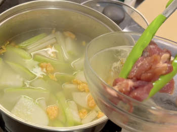 step3: 加節瓜和鹹蛋黃，大火煲滾，轉中火煮10分鐘