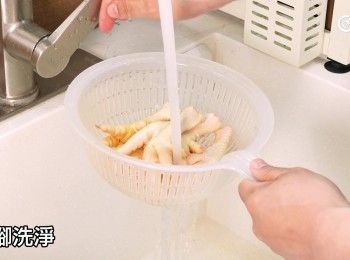 step10: <a href="https://bit.ly/3kLFTWO" target="_blank" data-keyword="雞腳" class="guide-link"><strong>雞腳</strong></a> <span style="display:inline-block;vertical-align:middle;margin-top:-3px;color:initial;border-radius:3px;padding:2px 3px;font-size:12px;line-height:14px;background:#87d300;color:#fff;">即買</span> 洗淨，批走雞皮上污物