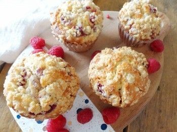 step4: 將麵糊倒入鬆餅模內，再在上面加上<span class="group_1">金寶</span>。放入已預熱180C焗爐，焗約18-24分鐘即成！