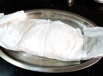 step8: 將紅鮪用廚紙吸乾水份。