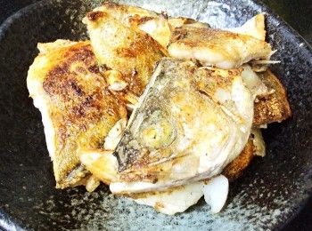 step8: 大火燒紅油鑊 , 將鱸魚用廚紙吸乾水份 , 上好生粉煎至金黃色上碟 .