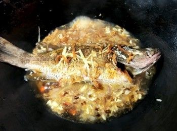 step10: 燒紅油鑊大火將紅鮪煎封至金黃色上碟，將蒜頭，乾蔥，辣椒碎，薑絲爆香再放入梅菜，贊少許黃酒兜炒。