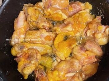 step2: 熱鍋倒入適量油，先下已醃好的雞件，中火炒至表面金黃色。