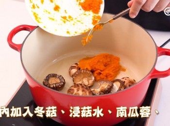 step5: 煲內加入花膠、冬菇、浸菇水、南瓜菇、雞湯及水