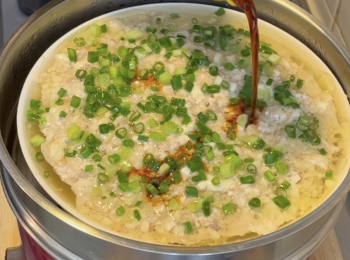 step4: 蒸好後灑上蔥花，淋上熟油，再加一點蒸魚豉油