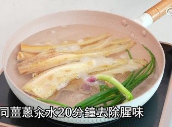 step3: 連同薑蔥放入水中汆水20分鐘去除腥味