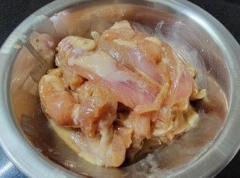 step7: 雞髀肉切條 , 用少許鹽 , 糖1/4茶匙 , 生粉 , 黃酒 1/4 湯匙醃 15 分鐘 .
