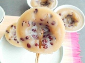 step4: 先將碗隔水蒸熱數分鐘，然後再攪拌粉漿，倒入碗內，再加入紅豆。用中火蒸10至15分鐘，用牙籤插入，如沒有粉漿黏著即成，待涼後才將缽仔糕脫模。