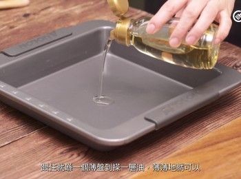 step4: [腸粉做法]薄蒸盤內抹上少許油，放入滾蒸鍋或鑊隔水加熱