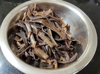 step9: 將已煲過湯的黑木耳切條