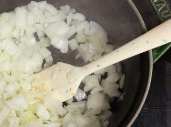 step3: Stubs 熱鍋，倒入適量油，先落洋蔥炒至軟身。