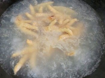 step10: 將鳳瓜用黃酒 , 少許鹽同薑拖水 , 去除除多餘油份 , 水滾放入稍為攪拌數10秒取出 .