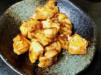 step9: 將雞球隔去醃汁，或用廚紙稍為吸走醃汁，大火燒紅油鑊將雞球煎至半熟上碟。