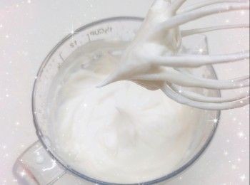 step9: 最後，在蛋糕表面圍邊唧出花邊忌廉唧花作裝飾