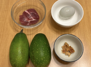 step1: 乾瑤柱用水洗乾淨，浸軟，撕碎，保留浸乾瑤柱的水；梅頭肉用水洗乾淨，切片，加鹽、豉油、麻油和粟粉，醃15分鐘；節瓜用水洗乾淨，刮皮，切厚片；生鹹鴨蛋洗乾淨，分開蛋白和蛋黃，切碎蛋黃