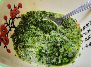 step6: 檸檬葉 , 芫茜清洗後 , 約 250ml 水用攪拌器打碎備用 .