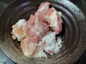 step7: 將排骨用生粉 , 糖  , 胡椒粉 , 麻油 , 1/2 湯匙黃酒 , 鹽醃 30 分鐘 .