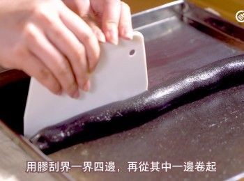 step6: 放涼5分鐘後，用膠刮界一界四邊，再從其中一邊卷起