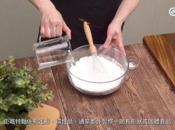 step3: [腸粉做法]再加入燒開的熱水攪拌均勻