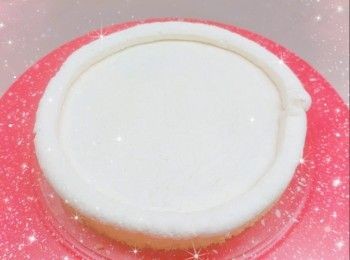 step11: 然後舖上另一片蛋糕片，塗上一層忌廉夾餡再放上芒果粒，然後再塗一層忌廉夾餡