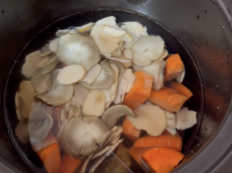 step2: 將陳皮、紅蘿蔔、炒扁豆、赤小豆、土茯苓、鑽地老鼠和牛大力放入電陶鍋，加水；如果怕湯甘澀，可加浸洗乾淨的蜜棗，連同其他材料放室溫水煲1小時