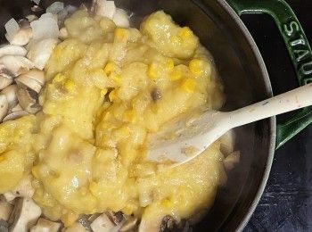 step5: 倒入蘑菇粟米蓉1罐，注入少許滾水，中火併煮3分鐘。上蓋，轉細火慢煮10分鐘.