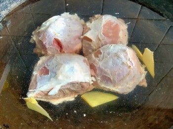 step11: 鮑魚骨用薑片 , 黃酒凍水放入出水 , 滾起計 10 分鐘後取出 .