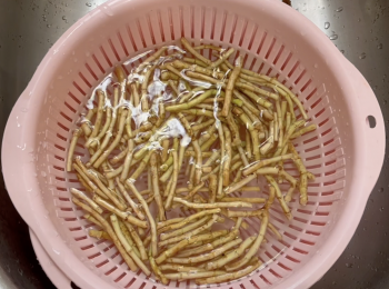 step3: 魚腥草剪走發黑爛的部份，用水洗乾淨，清洗方法可參考youtube影片，再剪成小段，用水浸15分鐘，瀝水備用