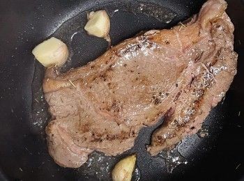 step2: 熱鍋倒入少量油，放入蒜頭和適量迷迭香，牛板腱略煎兩面轉色。取出一旁靜置。