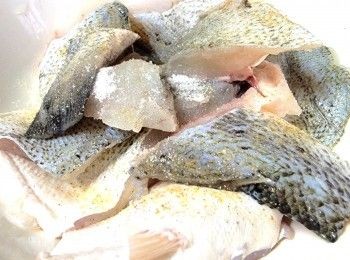 step7: 將鱸魚清洗後 , 切件用 1/4 茶匙糖 , 胡椒粉 , 鹽 , 1/2 湯匙黃酒醃 15 分鐘 .