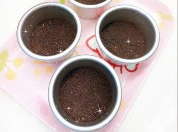 step1: <span class="group_1">餅底</span>： 1. 先將消化餅打碎成幼沙狀 2. 牛油加熱至溶化成牛油溶液（可用微波爐加熱），加入餅碎和可可粉，拌勻 3. 然後放入蛋糕模具，平均壓實成<span class="group_1">餅底</span>，放進冰格冷凍至凝結，備用