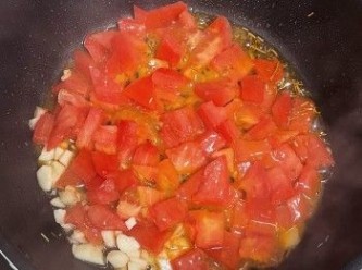 step3: 2. 原鍋免油，倒入蒜粒，番茄粒，茄汁，適量醬油和黑胡椒，及注入適量滾水；中火煮5分鐘。按個人味蕾，終極試味 。
～完成～