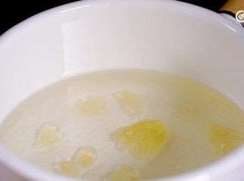 step1: 將水和冰糖放入煲中，細火煮至完全溶化