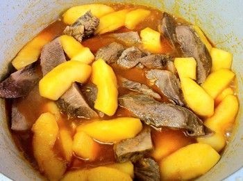 step14: 之後將牛脷放入 , 少許糖 , 鹽轉中細火燜煮 1 小時 , 熄火焗 45 分鐘 , 再用中火滾起