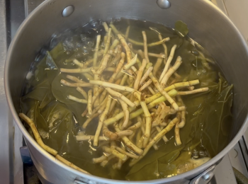 step4: 加魚腥草，中火煲15分鐘即可