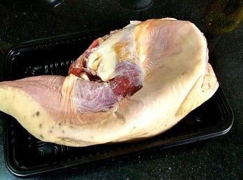 step8: 急凍牛脷

(去除脷胎方法 - 因急凍牛脷 , 已雪藏了一段時間 , 而脷胎比較厚 , 不宜汋水去除脷胎 , 要在半解凍時候 , 用刀慢慢切去脷胎會較容易 , 完全解凍後會好難處理 , 若果是新鮮便可以汋水去除 , 同去除豬脷脷胎方法一樣 ) .