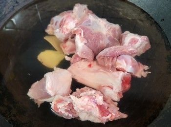 step9: 將豬骨用薑片, 黃酒凍水放入出水 , 滾起計約 10分鐘後取出沖洗 .