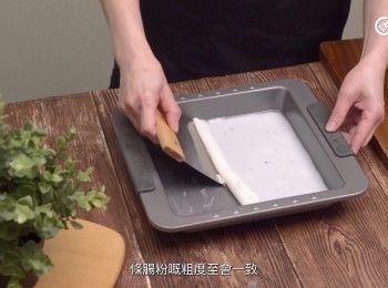 step8: [腸粉做法]取出蒸盤，在刮刀抹上少許油，由邊將腸粉皮慢慢向前推