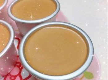 step7: 加入已攪拌成軟滑忌廉狀的忌廉芝士，再以「2-3 檔」繼續打至8成企身（即硬性發泡，拿起打蛋器尾巴呈現挺立尖角的狀態；不時留意忌廉的變化，打至有紋路就要加倍留意，如打得太耐會唔夠滑，過度打發亦會使忌廉油水分離，變成牛油狀，若出現此情況，可加2湯匙未打發的忌廉手打至回復正常）