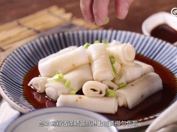 step10: [腸粉做法]淋上醬汁，撒上蔥花和芝麻即成