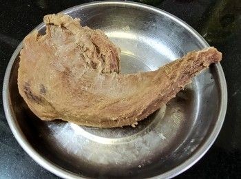 step10: 牛脷會放入煲湯 , 1"45 分鐘後取出 , 放涼後切件 .