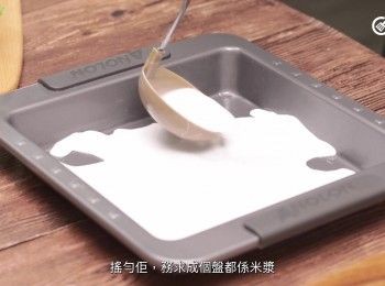 step5: [腸粉做法]再次拌勻粉漿，倒一大湯勺粉漿在盤內，