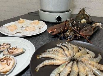step1: 果皮浸軟後去白色囊，切一少片果皮留起煲粥，其餘切絲。南瓜切方丁備用，粉絲用熱雞湯煮熟，粉絲隔湯盛起，加入已爆香的蒜蓉，拌勻備用。