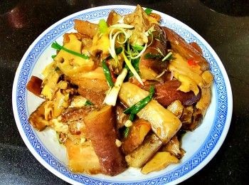 step11: 爆香蒜頭 , 乾蔥 , 薑片將蒸好的茄子入鑊(如有水份不要倒入) , 贊少許黃酒兜炒 , 加約 250ml 水 , 倒入蠔油 , 糖 , 鹽將冬菇 , 螺頭 , 腩肉回鑊中火蓋好煮滾 , 開始收汁後用少許生粉水埋芡 , 放入蔥段 , 少許麻油兜炒上碟 , 完成 .